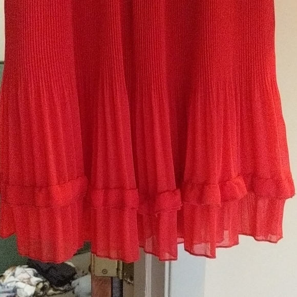 Cute red dress with pleating - Picture 3 of 4